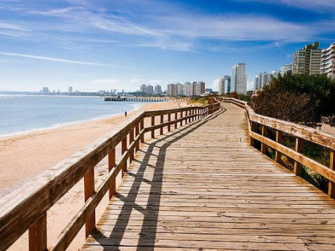 Rambla de madera frente al mar en Punta del Este